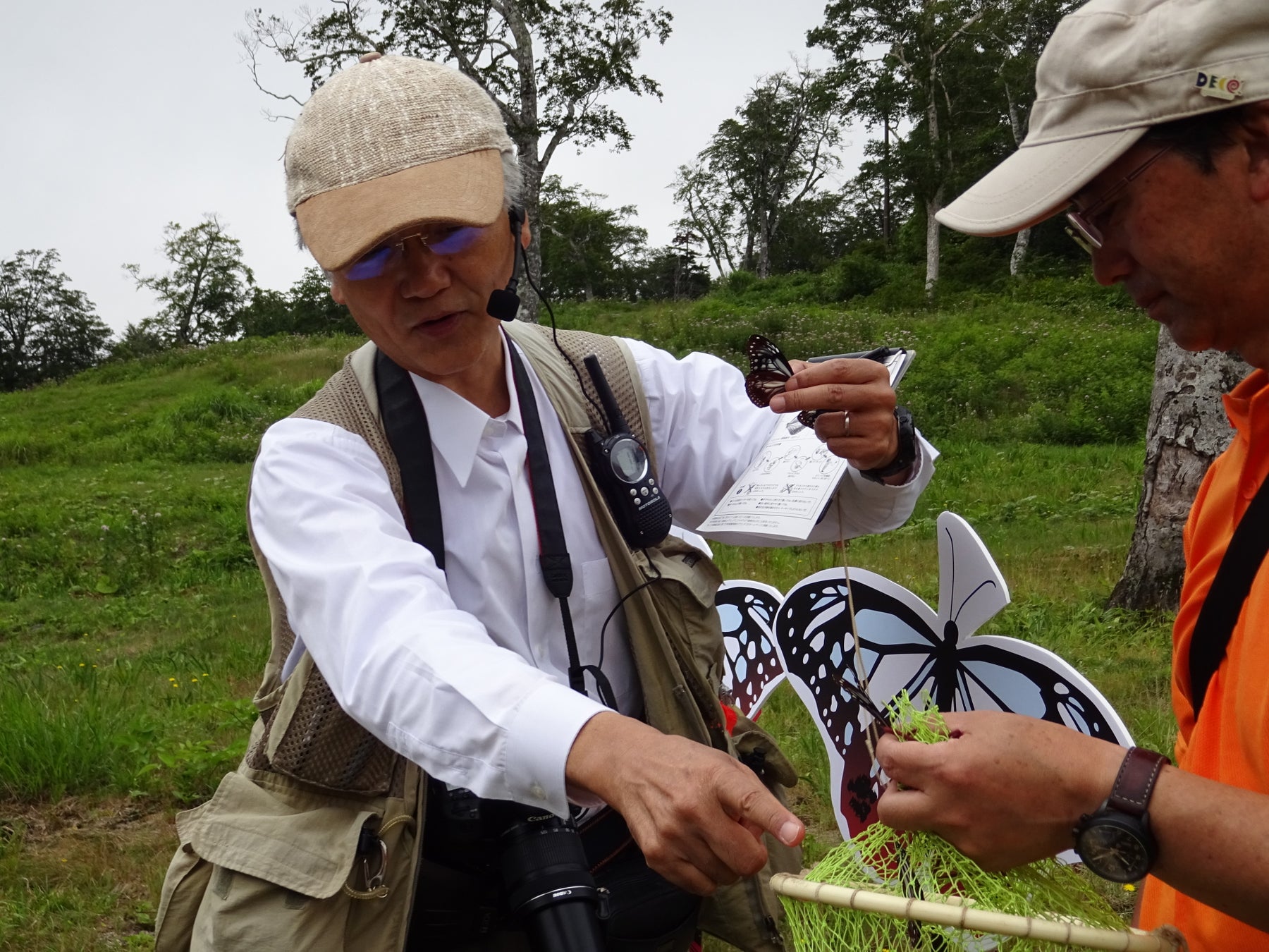 アサギマダラについて解説する栗田氏