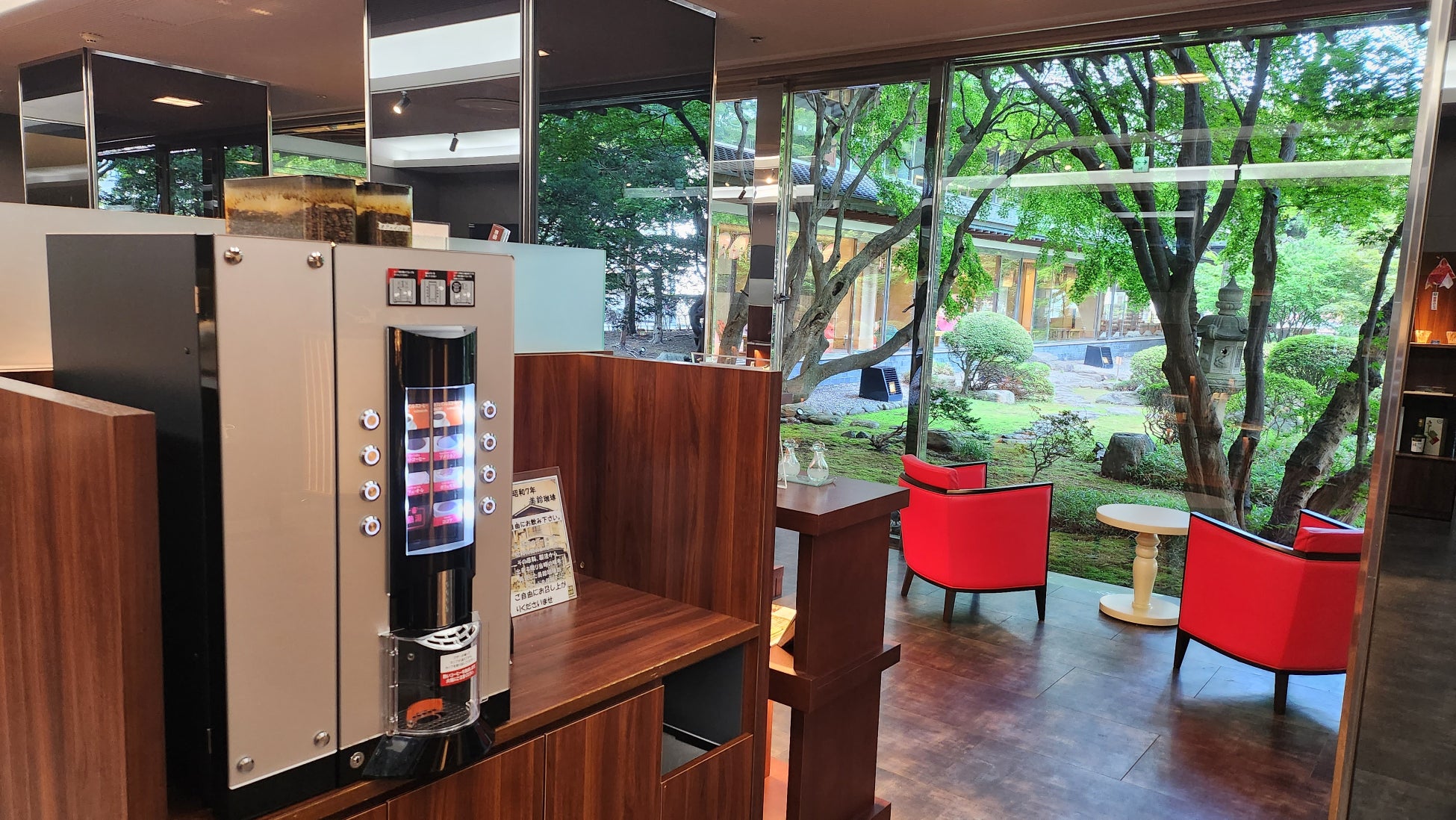 『珈琲焙煎工房 函館美鈴』の挽きたてのコーヒーやココアのフリーサービスもあります