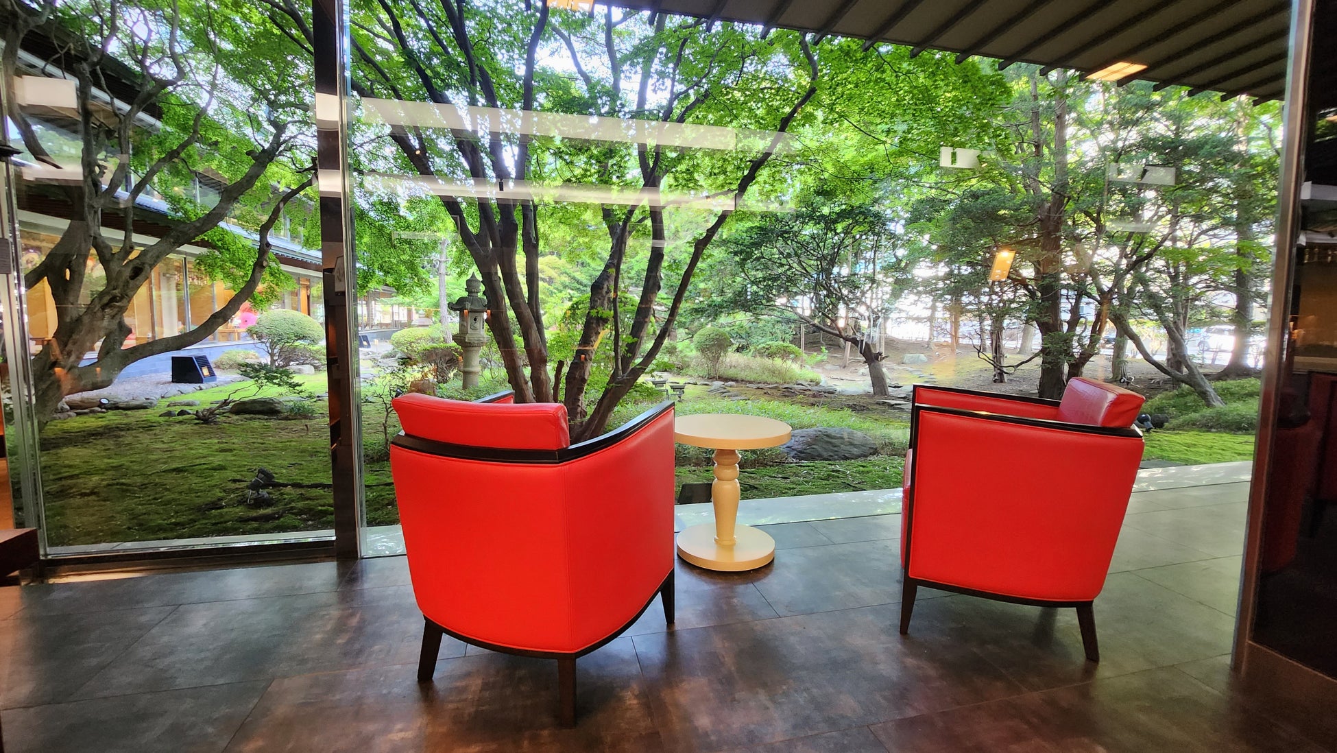 サロン・のぐち文庫からは大きな窓からは函館で由緒ある名庭「松岡庭園」を望むことができ