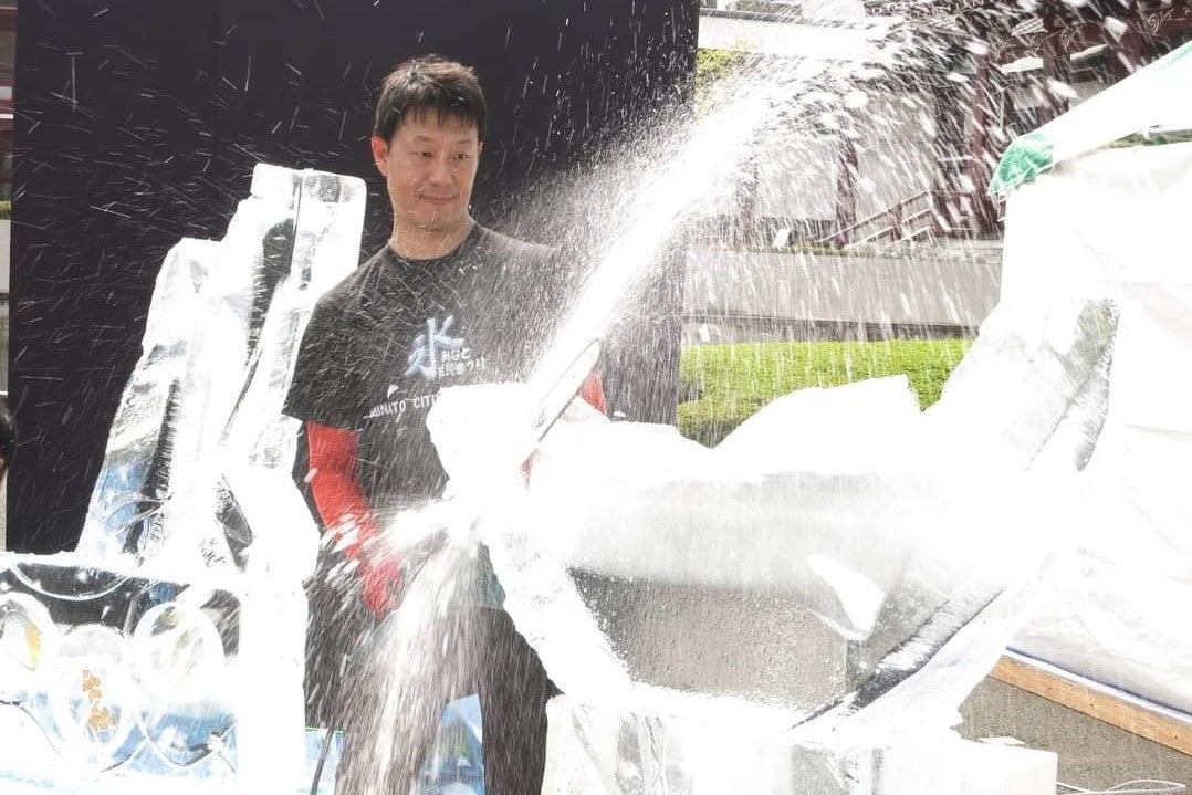 小阪 芳史はダイナミックで涼しげな氷彫刻パフォーマンスを披露（品川プリンスホテル）