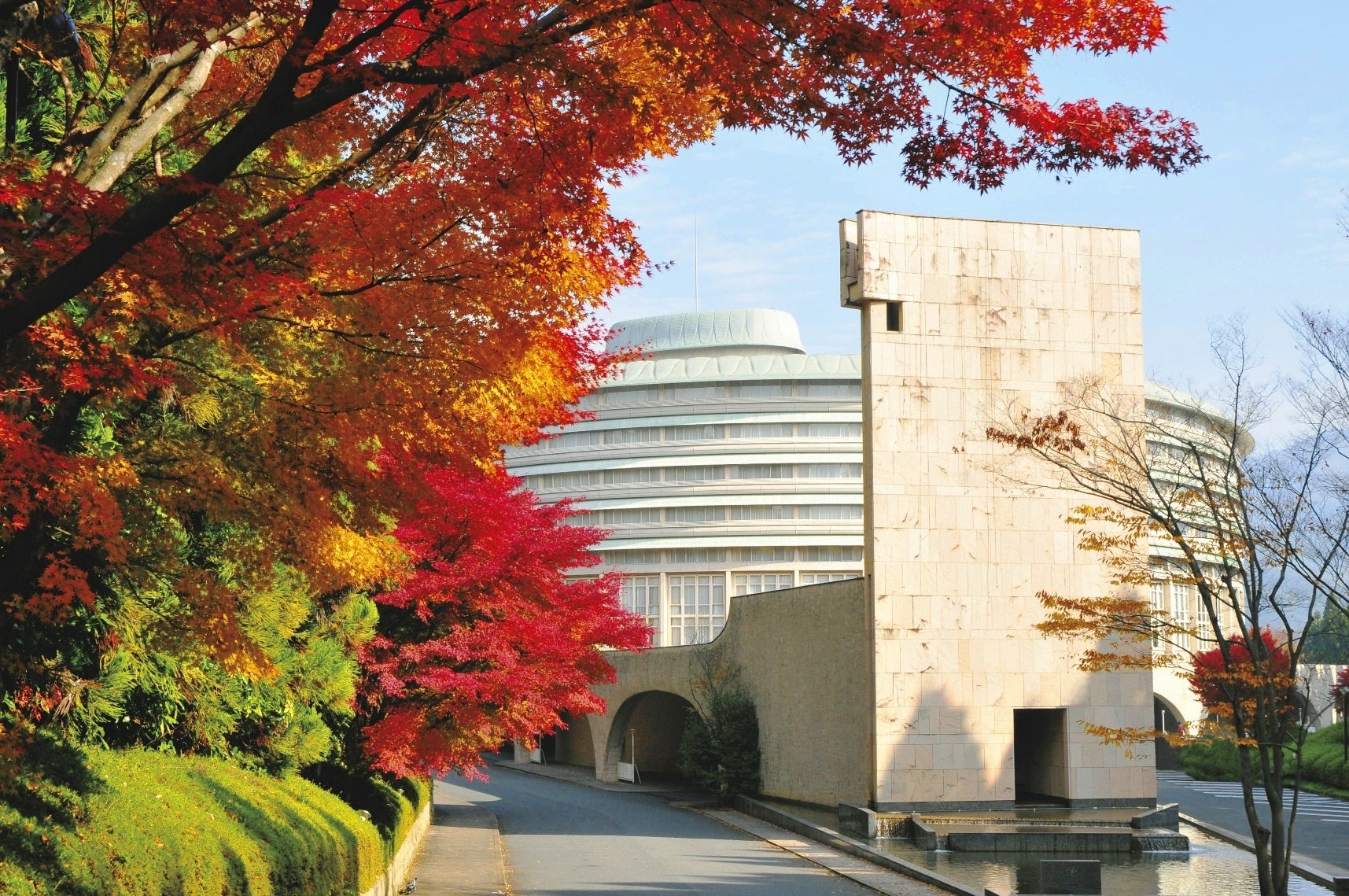 ホテルエントランス　村野藤吾氏の意匠による柔らかな色合いのホテル棟と紅葉が美しくマッチする