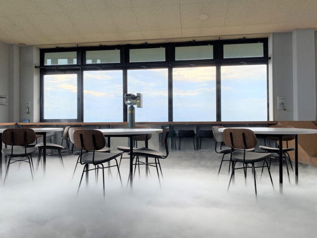 カフェ内に広がる雲海