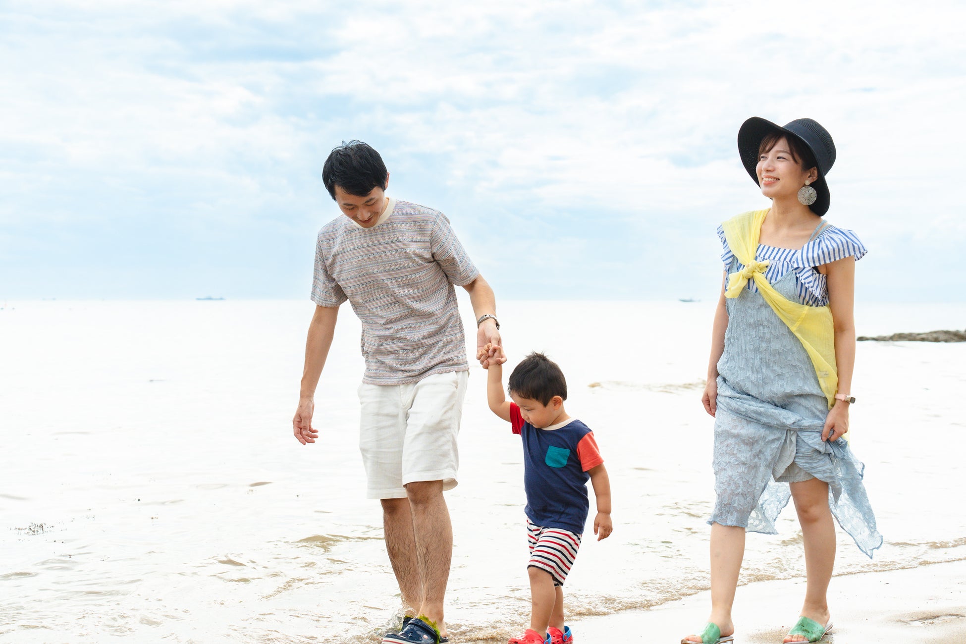 客室から徒歩10秒で訪れれる海辺では、貝殻を拾ったり散策したりすることが可能です。