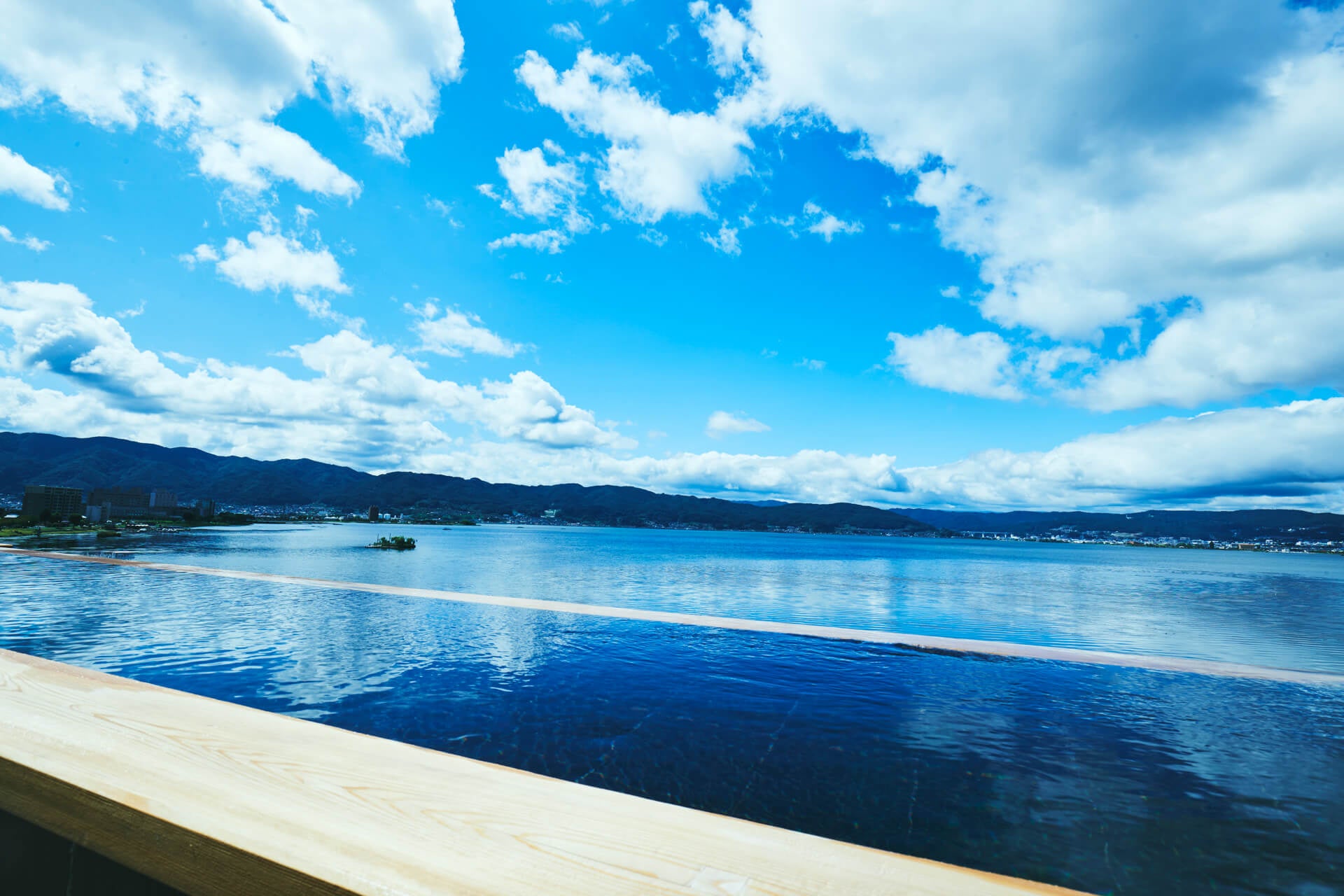 諏訪湖と一体となったかのような景色が広がる「萃sui-諏訪湖」の展望露天風呂