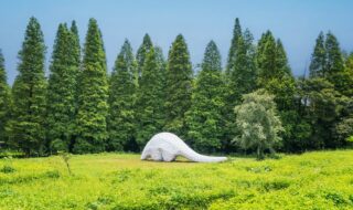 新竹横山｜陳湘馥『眠れる少年』 落羽松林と客家の人々が信仰する土地神を祀る伯公廟を背景に休耕地で休む巨大な煌めくセンザンコウが、訪れる人々を迎えます。©️ロマンチック台三線芸術祭, 藤木植人, 山冶計画