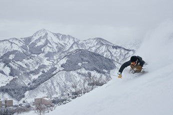 ダイナミックな滑りを可能にする　石打丸山スキー場