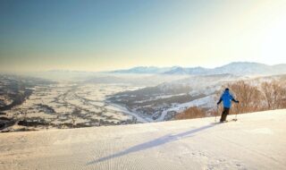 魚沼平野と越後三山をはじめとする雄大山々　眼前に広がる大パノラマに滑る　石打丸山スキー場