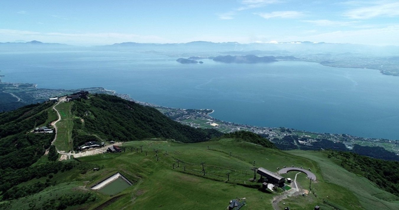 謎解きゲームの舞台となる　びわ湖を望む、びわ湖バレイ山頂エリア全景