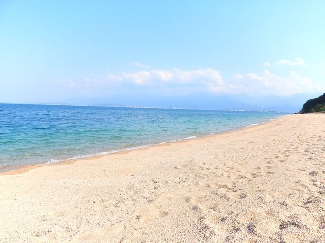 日本の渚100選のひとつ、桜井海岸