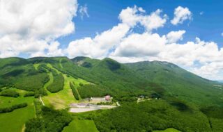 第2リフトの手前にはピクニックにピッタリの展望園地もあり、雫石の田園風景などが一望できます