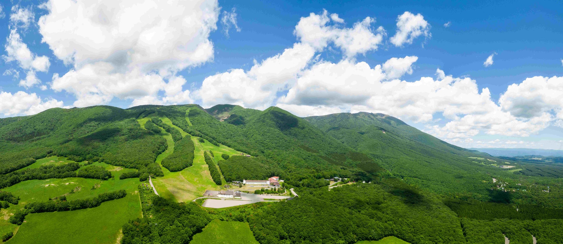 第2リフトの手前にはピクニックにピッタリの展望園地もあり、雫石の田園風景などが一望できます