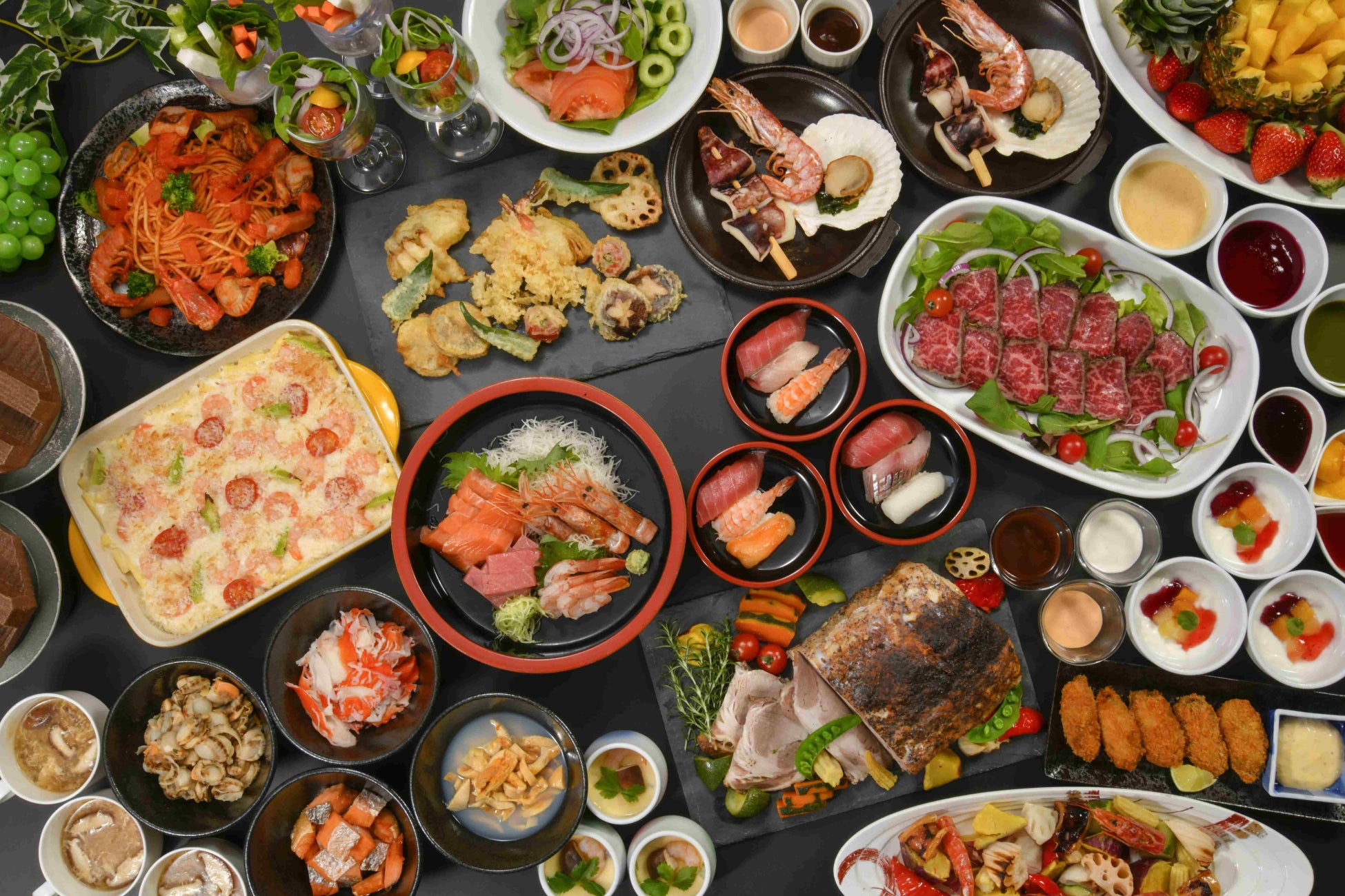 寿司に刺身、屋台コーナーでは海鮮炉端焼きや、オリジナル釜飯を堪能できる「三陸シーサイドビュッフェ」