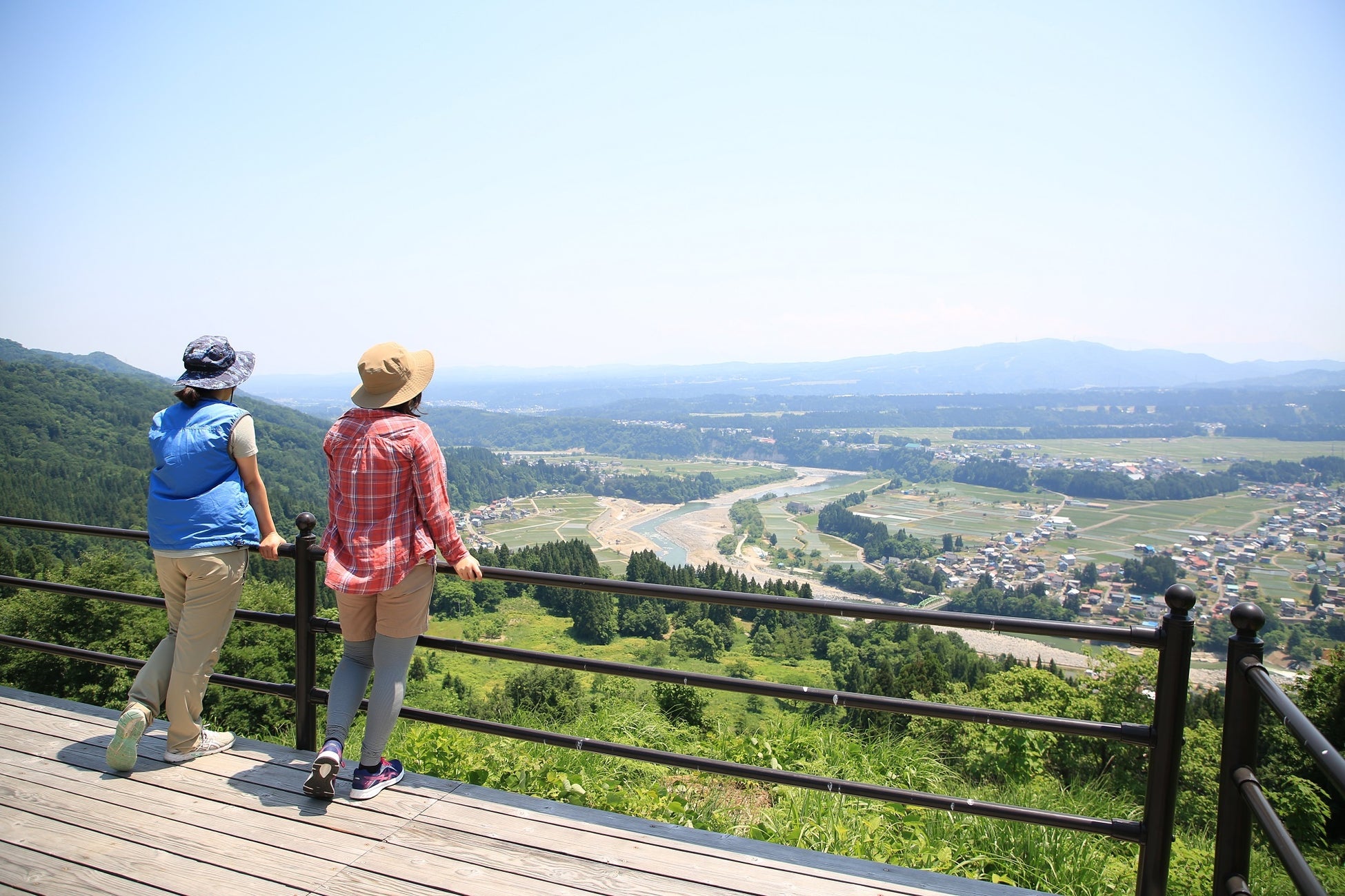 河岸段丘を一望できる川の展望台