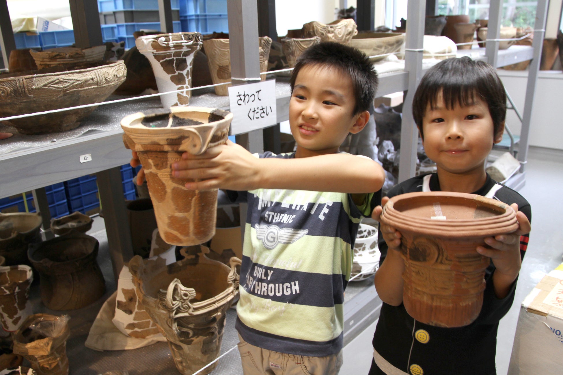 縄文時代に作られた本物の土器を触ることができます