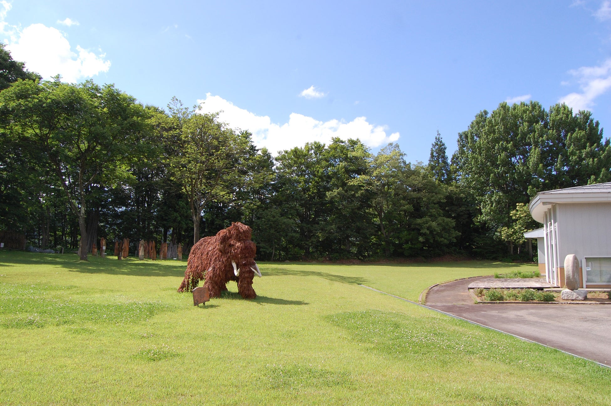 芝生広場では、マンモスがお出迎え