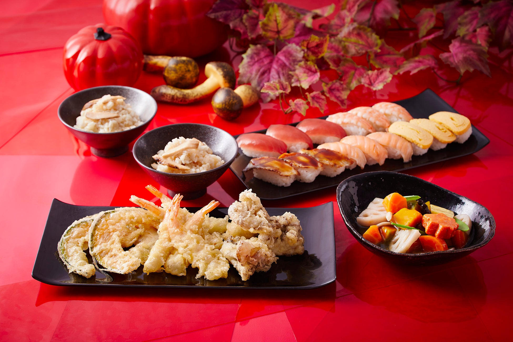 秋の食材を使ったお料理などの和食も。松茸ごはんもお好きなだけ、お召し上がりいただけます。
