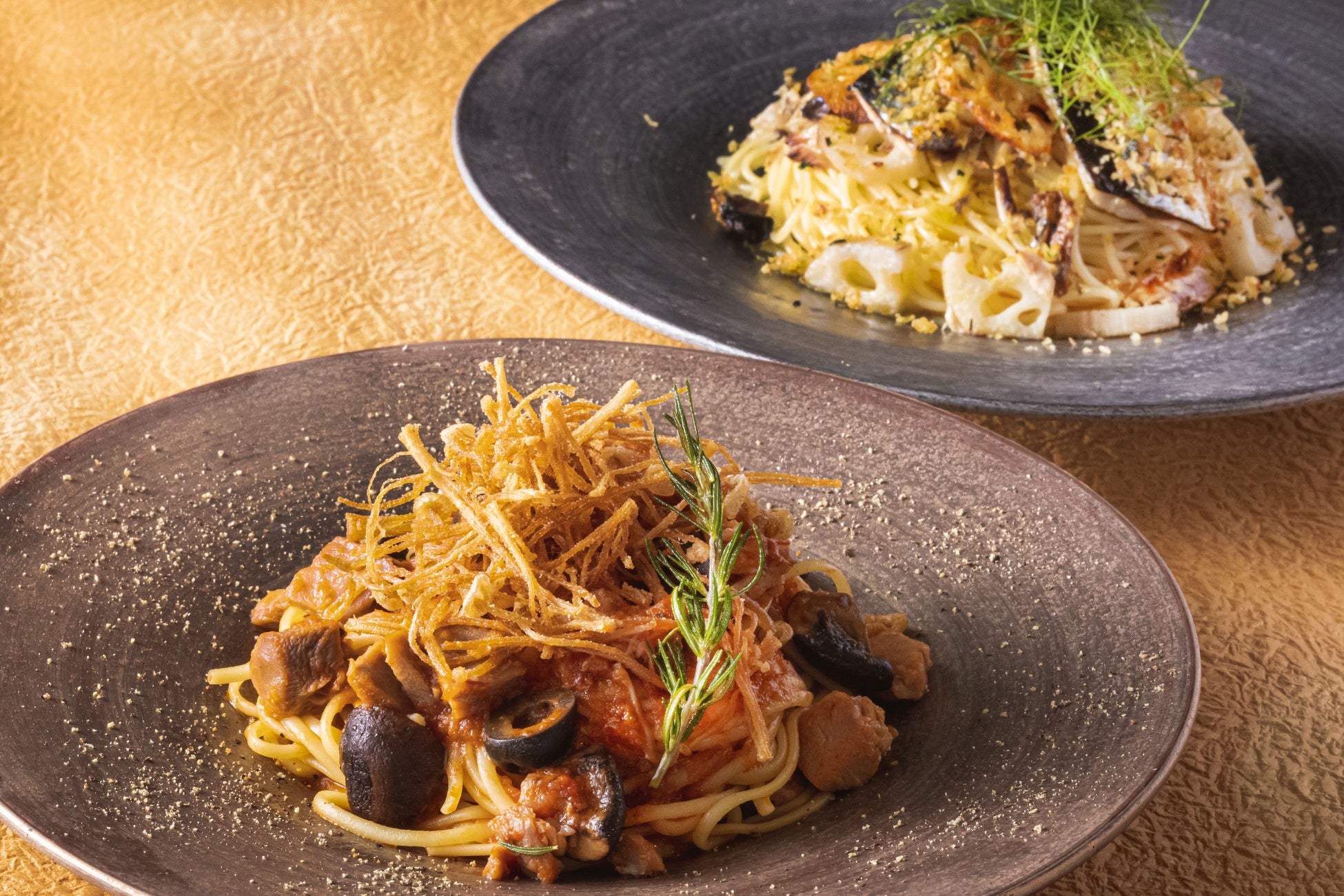 上：サンマと蓮根のオーリオ ベッカフィーコ仕立て　下：阿波尾鶏モモ肉とマッシュルームのポモドーロ カチャトーラ風