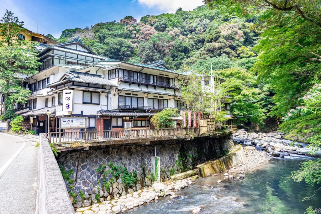 箱根有数の老舗旅館「塔ノ沢一の湯本館」