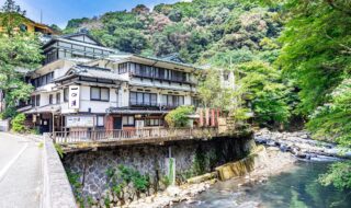 箱根有数の老舗旅館「塔ノ沢一の湯本館」