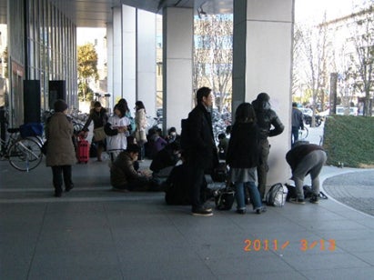 東日本大震災当時の仙台トラストシティ 携帯電話充電用の電源供給の様子