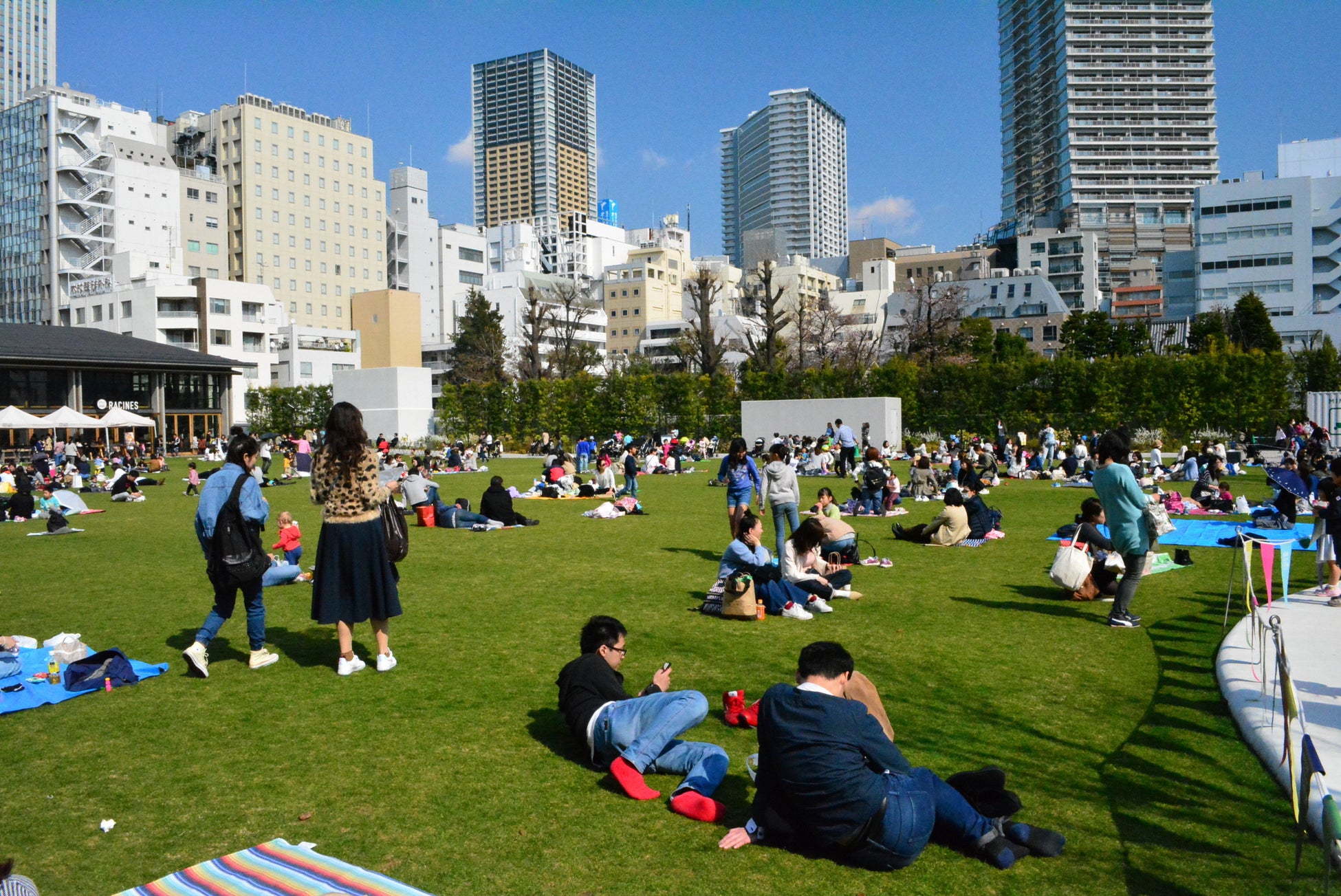 居心地の良い南池袋公園はファミリー層にも人気