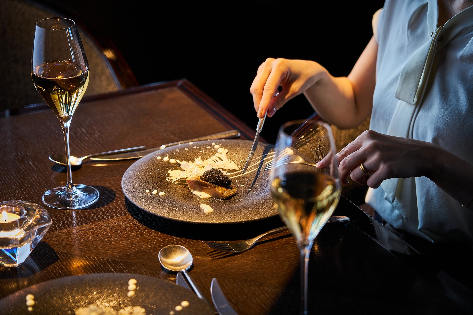 ホテル最上階のレストラン「DINING & BAR TABLE 9 TOKYO」にてご用意したディナーコース「Hommage à Yves Saint Laurent」