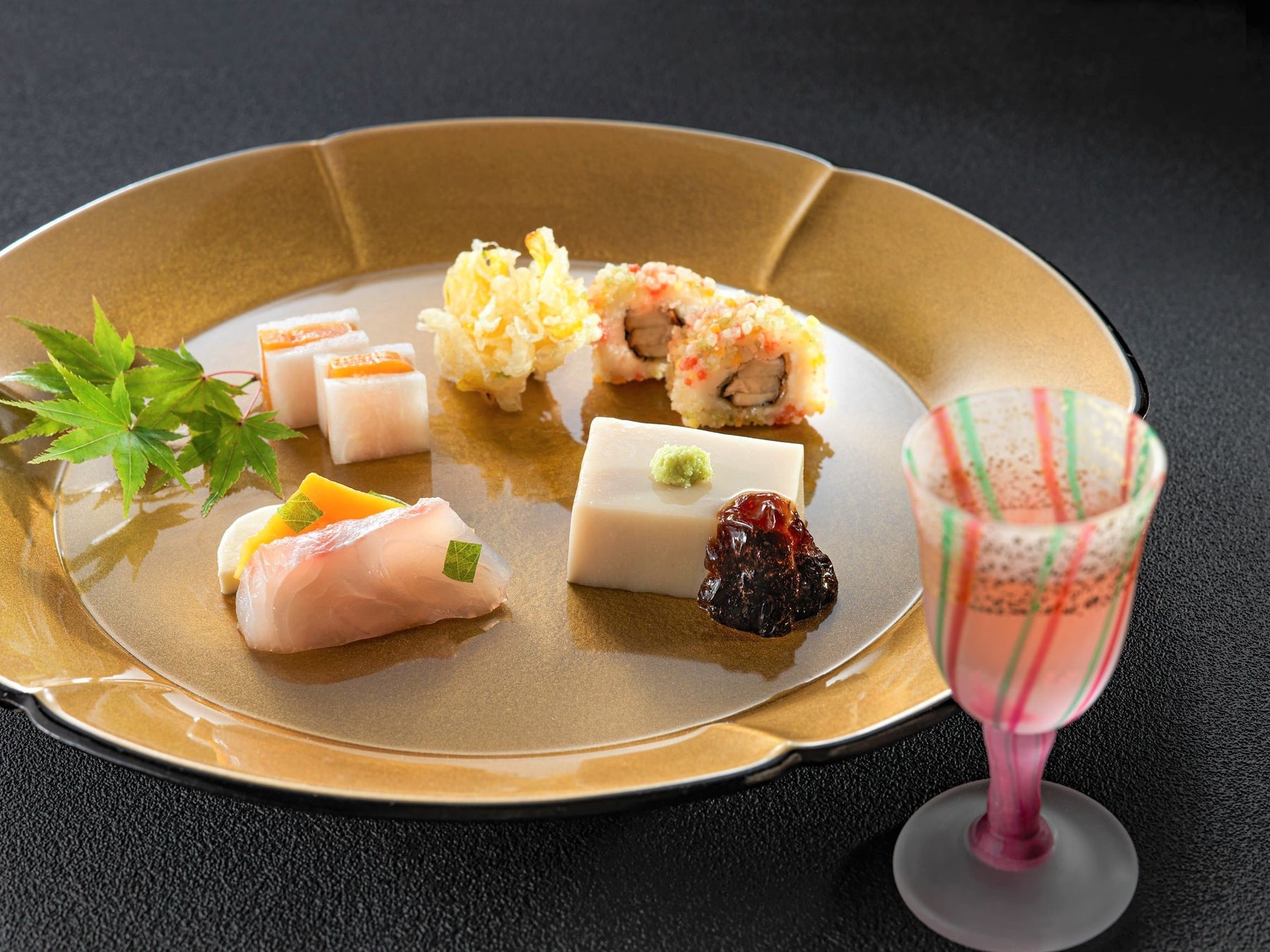 日本料理「あわみ」前菜　淡路島えびす鯛と柿のカプレーゼ、鱧と松茸の五色あられ揚げなど