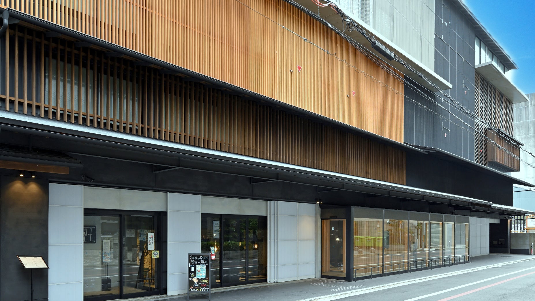 現代の町家をイメージした外観の「プリンス スマート イン 京都三条」