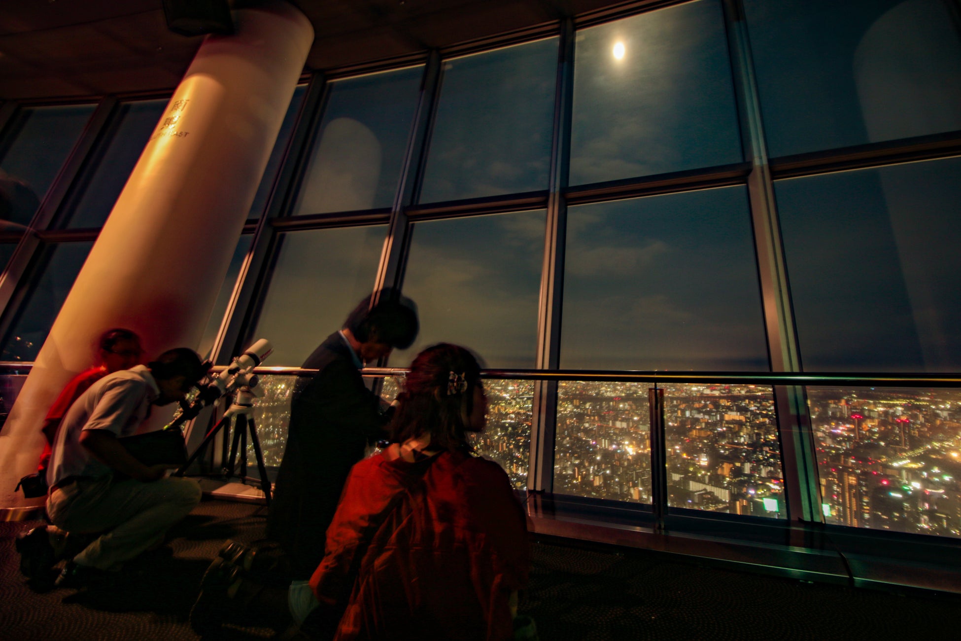 天望デッキでの名月観賞会(過去の様子) ©TOKYO-SKYTREE