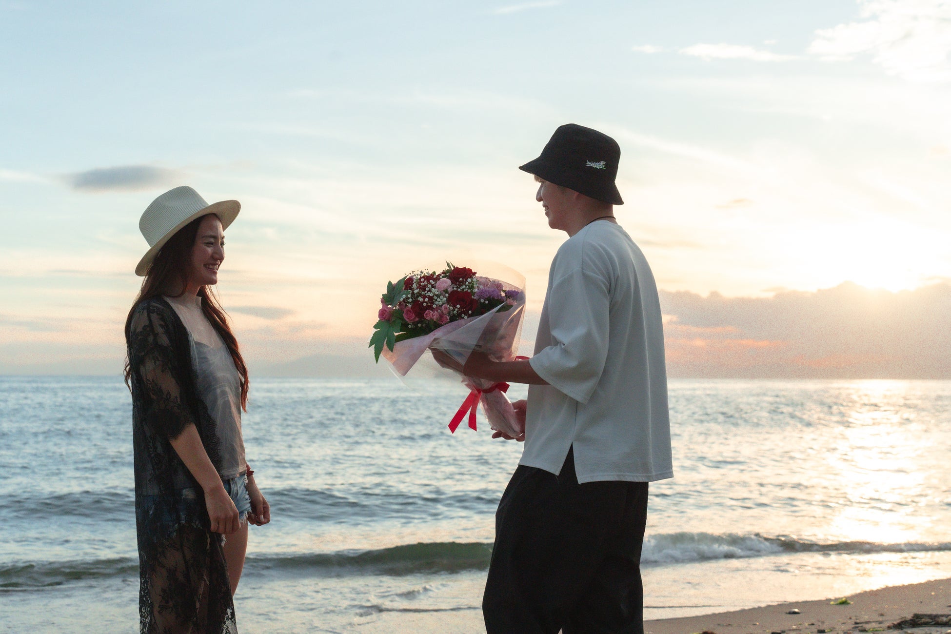 野間灯台の麓で花束をプレゼント。海に映るサンセットが、ロマンチックなシーンを演出します。