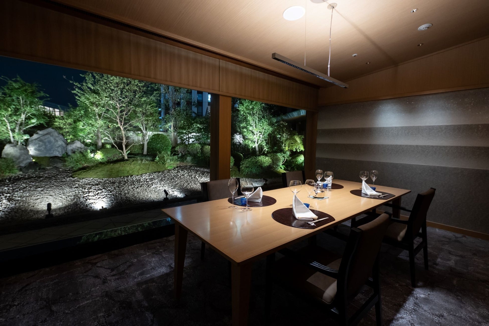 ライトアップされた日本庭園が美しい洋個室