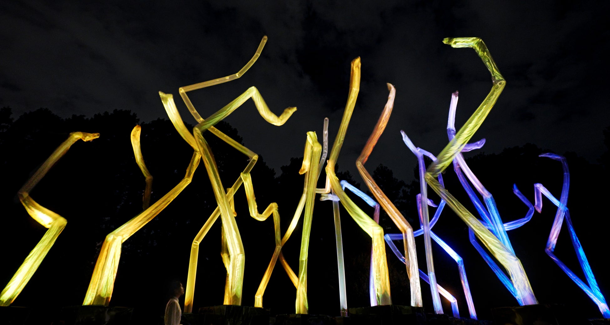 チームラボ《風と共に踊る柱群》©チームラボ