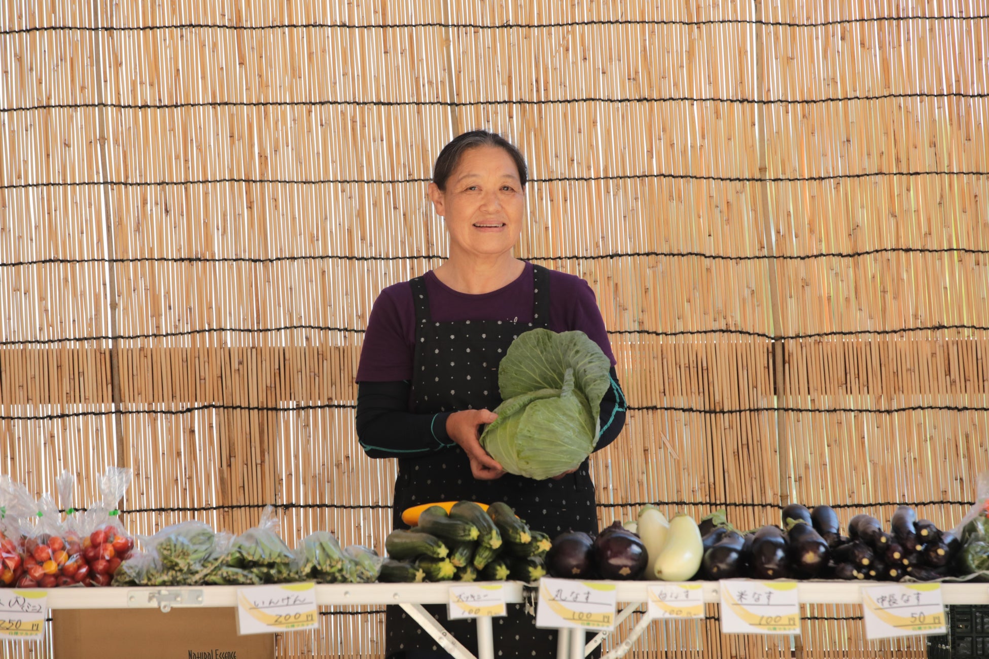 白樺マルシェでは農家さんから直接野菜を購入できます。