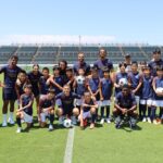 写真：「パリ・サン=ジェルマン アカデミー」体験をした少年サッカークラブの子供達とパリ・サンジェルマン FCの選手達