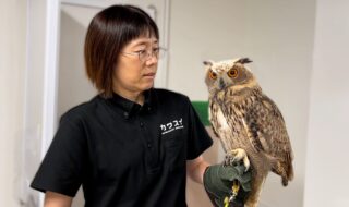 ▲ 館長岩岡(左)と新副館長ロット(右)