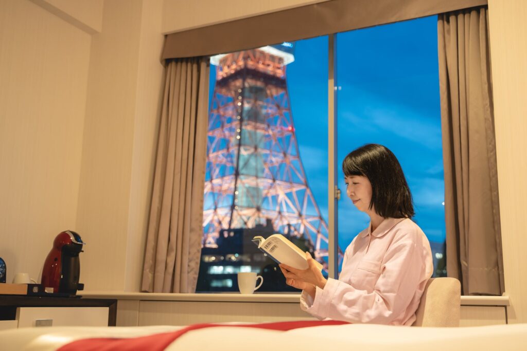 目の前に東京タワーを眺めながらお部屋でリラックス
