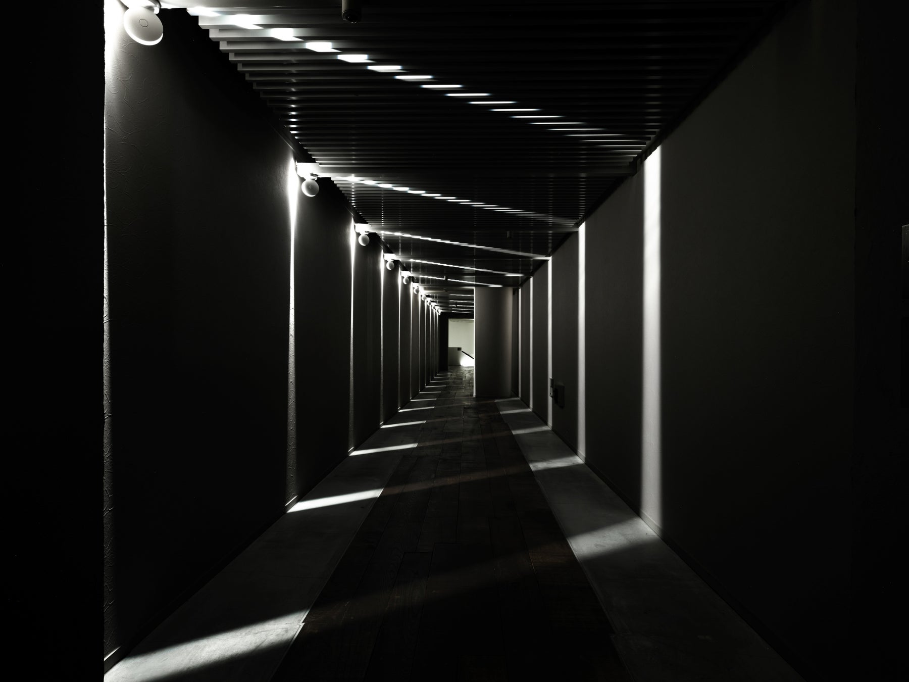 光の演出が印象的なレストランへの回廊