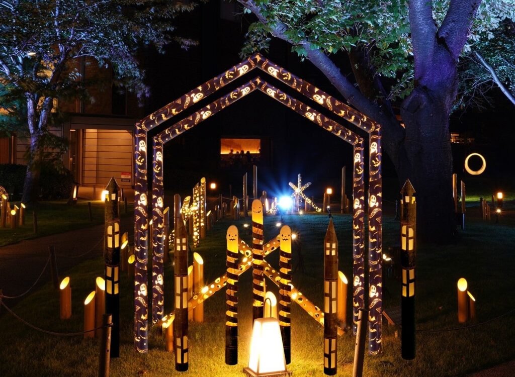 ハロウィン期間限定で日本庭園に登場する「おばけ柄の竹あかりフォトスポット」