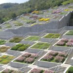 山の斜面に沿って100の花壇が階段状に並ぶ、淡路夢舞台の百段苑