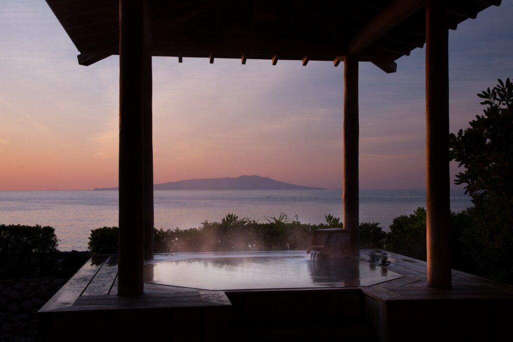 庭園露天風呂付き客室「伽羅」から、伊豆大島を望む