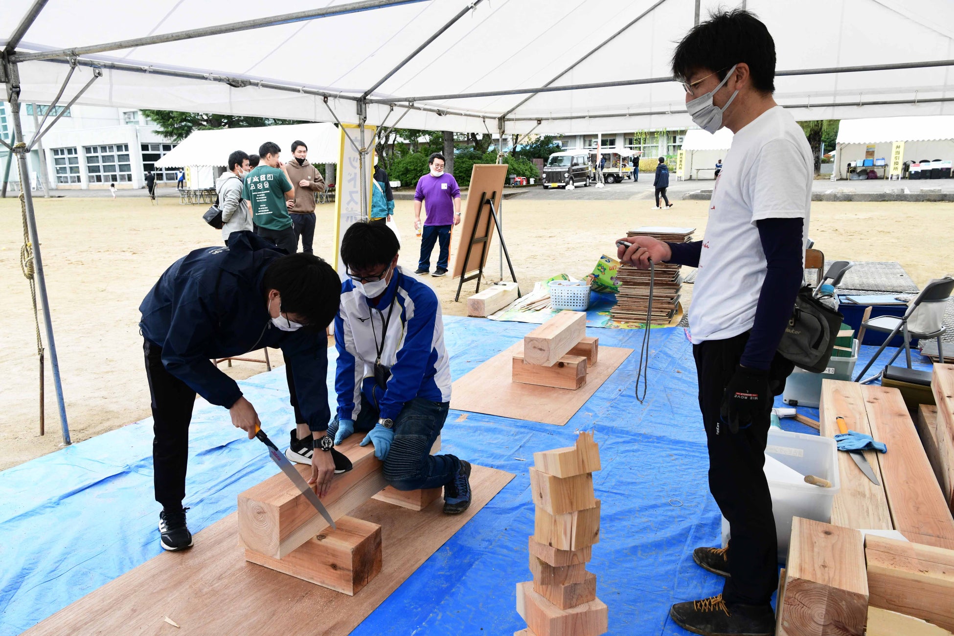 【木ッター】 男性は18㎝角､女性(中学生以下)は12㎝角の角材をノコギリで切り落とす早さを競います。