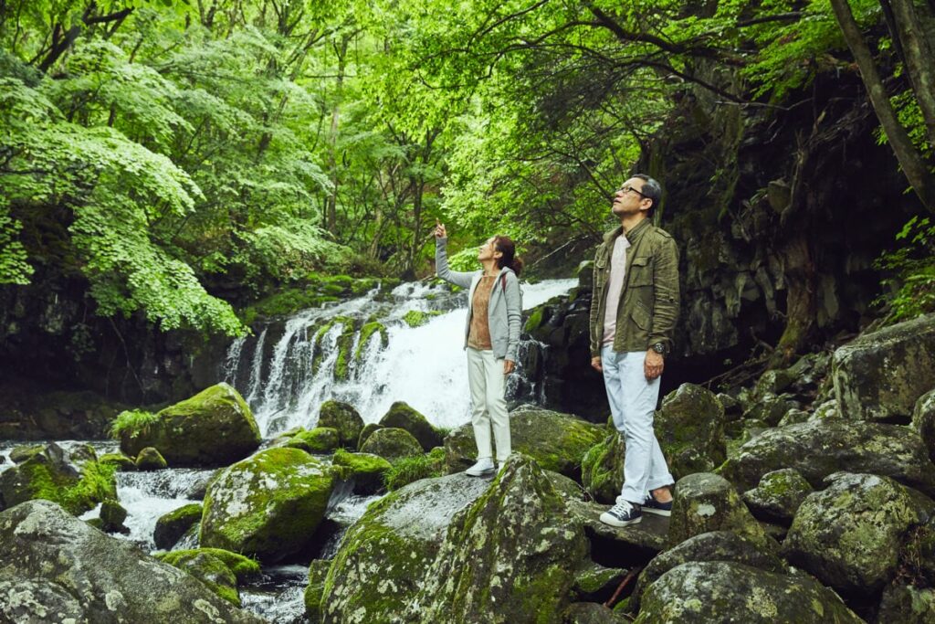 マイナスイオンと共に涼む「蓼科 親湯温泉」近くの滝