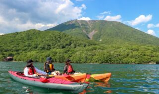 男体山（なんたいさん）の噴火によってできた堰止湖「中禅寺湖」の湖上から望む男体山