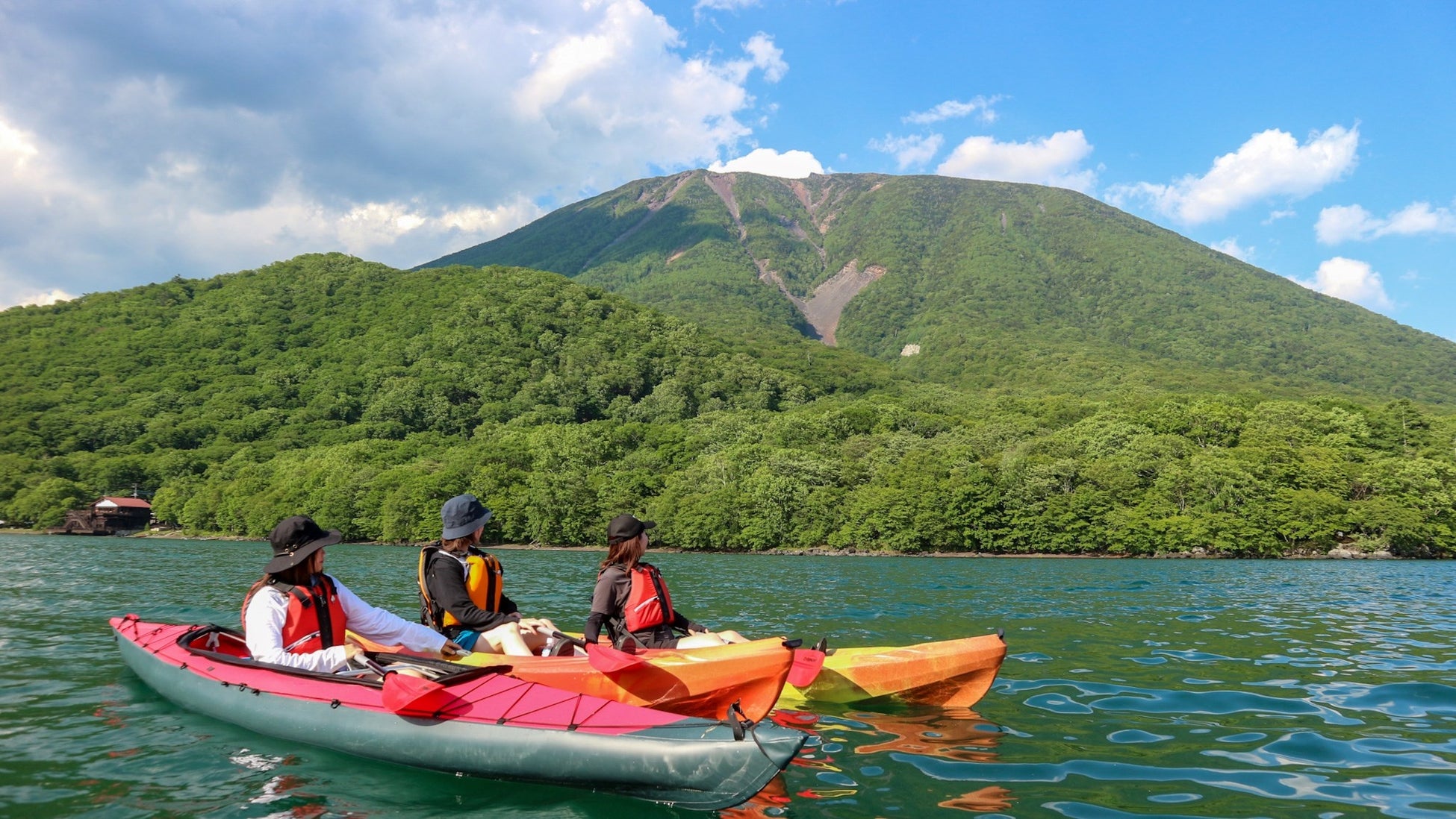 男体山（なんたいさん）の噴火によってできた堰止湖「中禅寺湖」の湖上から望む男体山