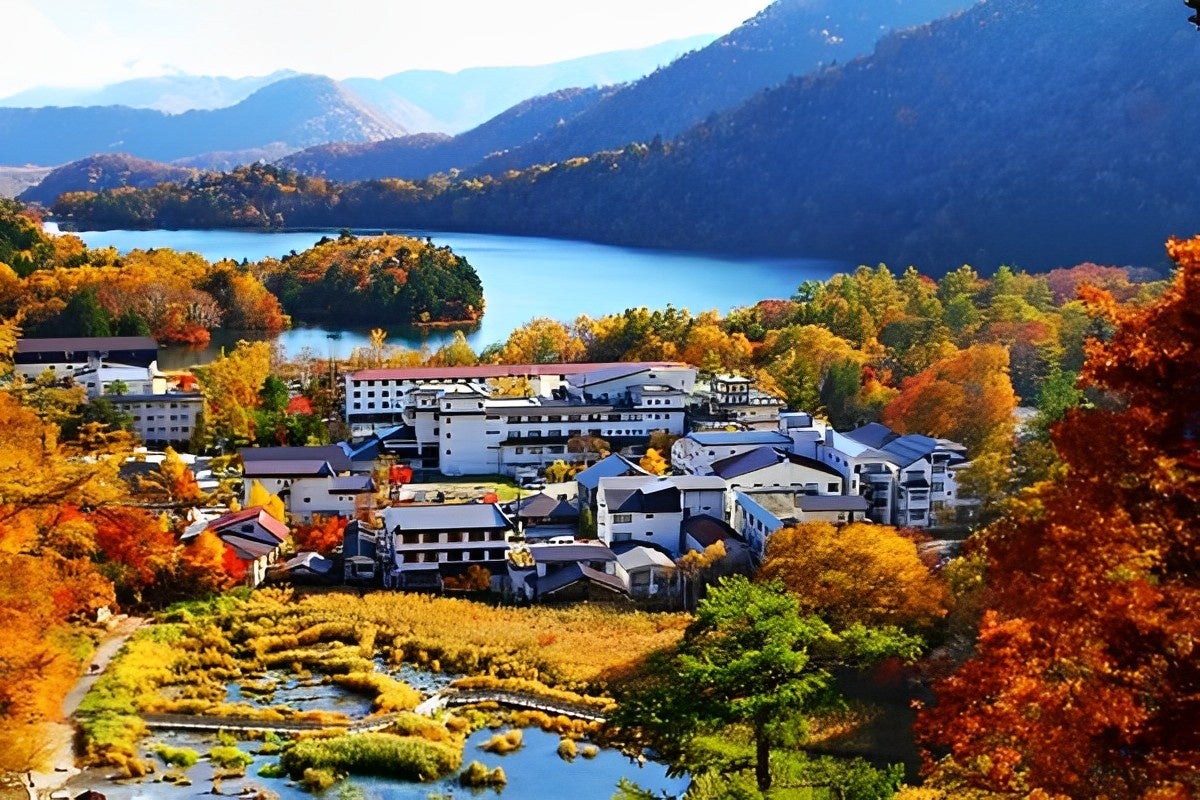 湯ノ湖畔には日光湯元温泉があり、紅葉の時期には、湖畔のカエデ、ナナカマドが色鮮やかに染まり、周辺の山々も美しくいろどられます