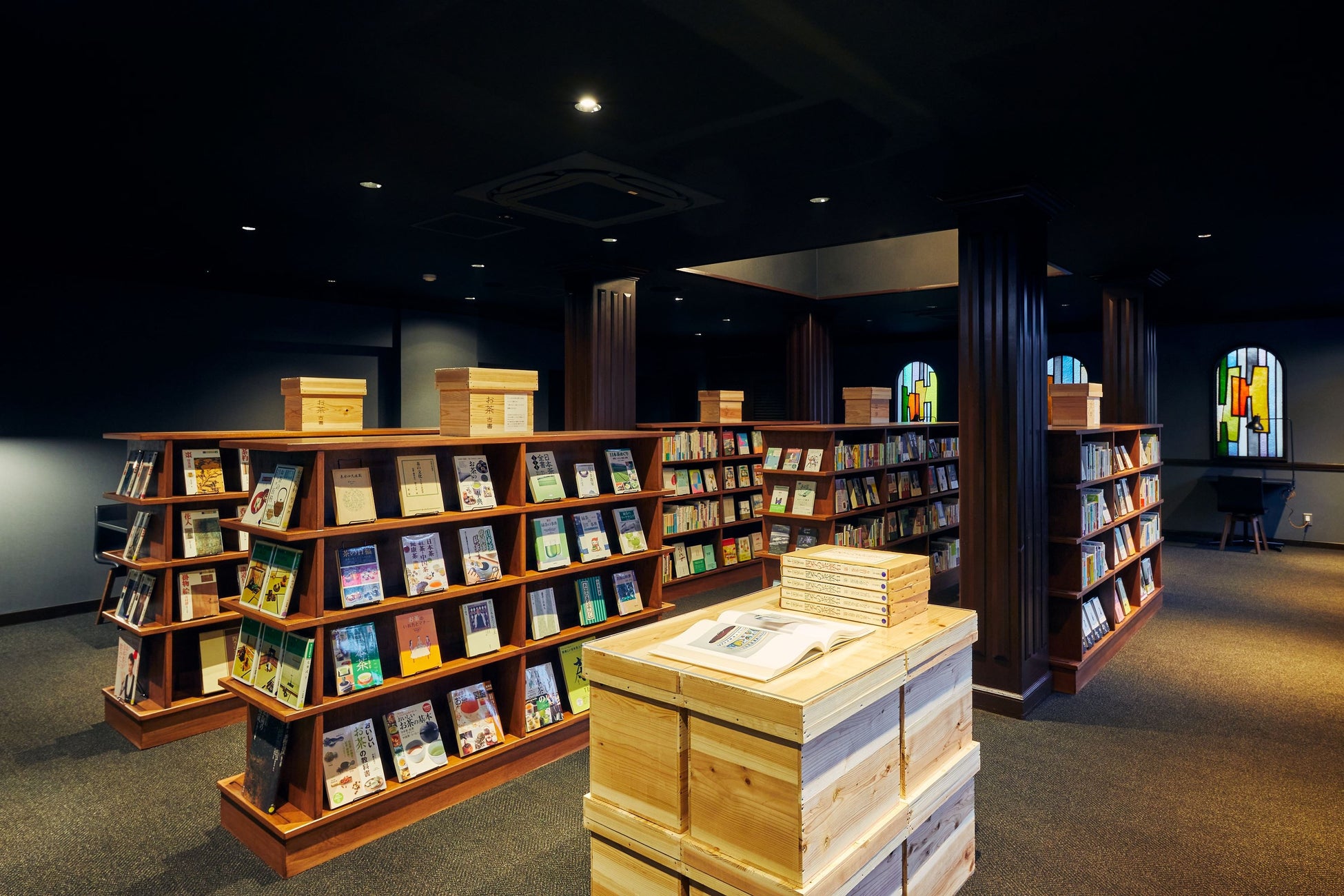 約１万冊の書籍が揃う書店「BOOKS&TEA三服」