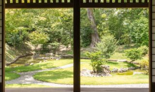 鈴木屋敷　座敷から眺める景色が心を癒します　写真提供：一般社団法人海南市観光協会