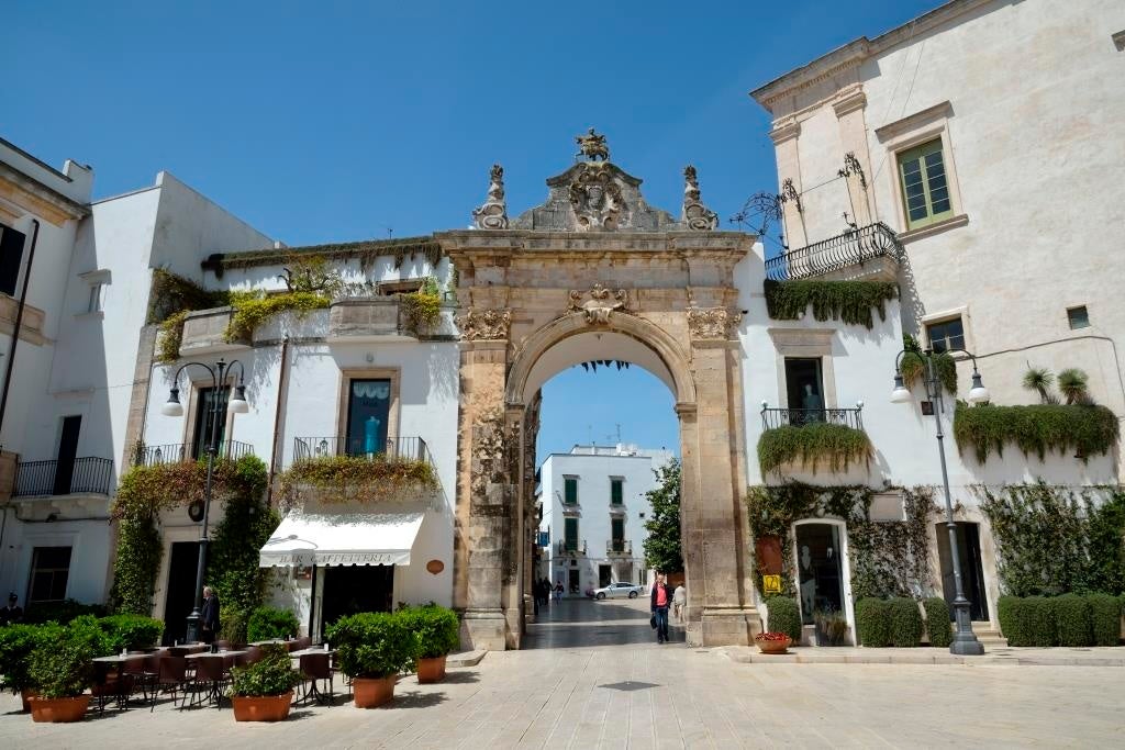 歴史の街とカフェ　　Martina Franca photo Franco Cappellari