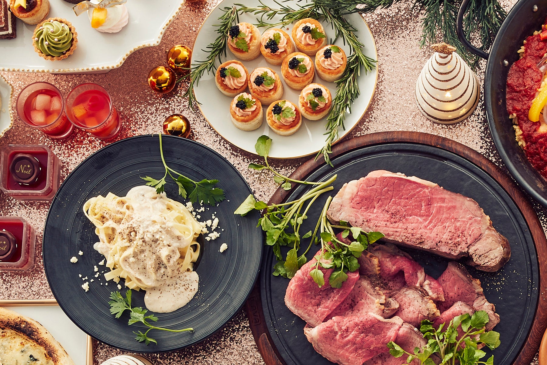 多彩なメニューを楽しみながら、とびっきりのクリスマスディナーのひとときを。 （左から）生パスタ ポルチーニクリームソース、サーモンパイ、ローストビーフ