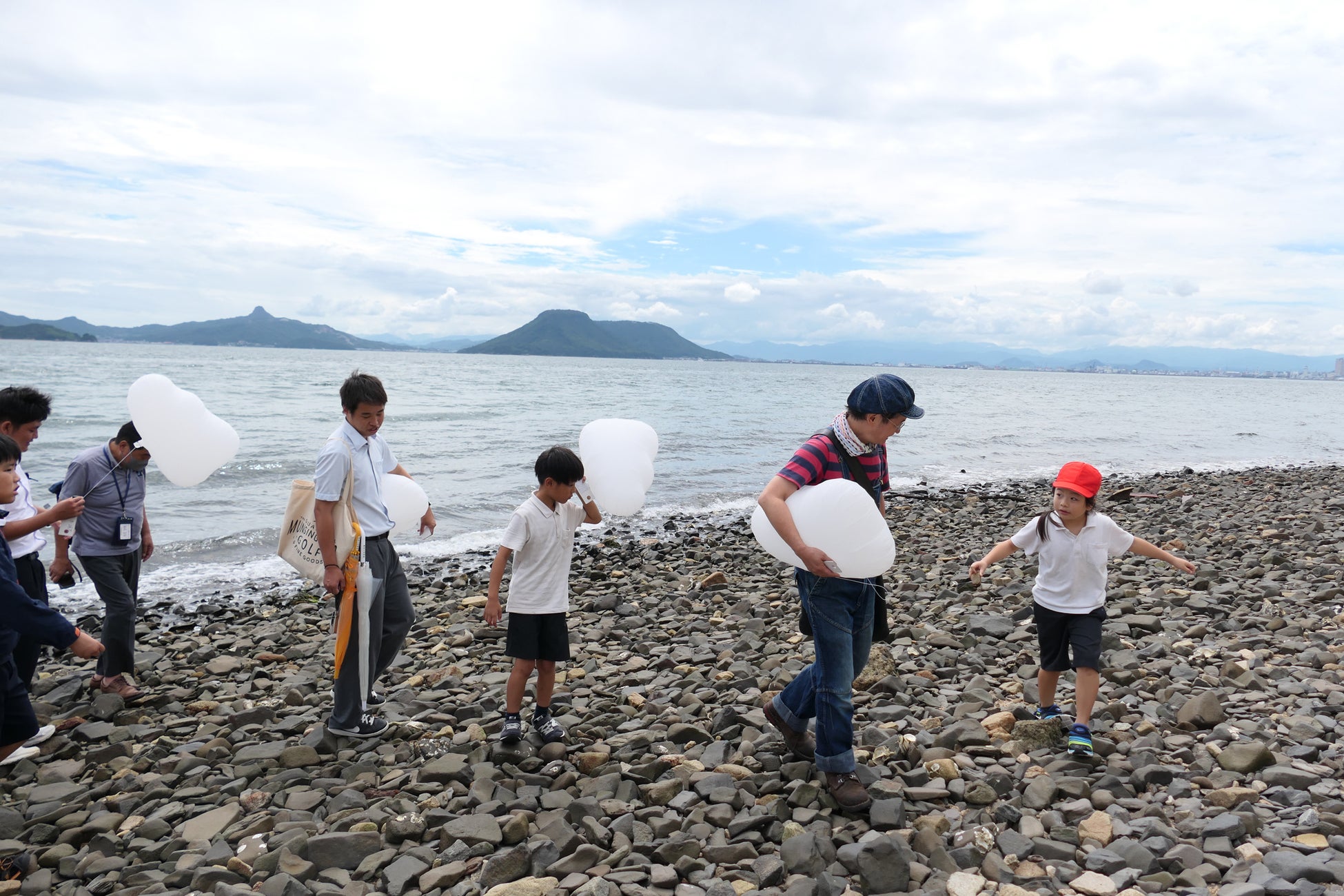 《雲の故郷へ》のワークショップの様子。高橋匡太氏と男木島の小中学生らが海辺を訪れ、自分好みの石を探しました。（画像提供：馬祖ビエンナーレ）